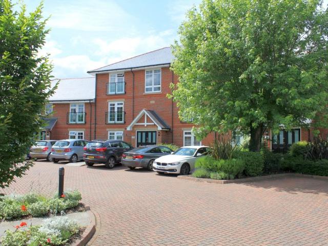 Whetton Place, Egham, Surrey, TW20 2 bed flat to rent £1,900 pcm £438 pw