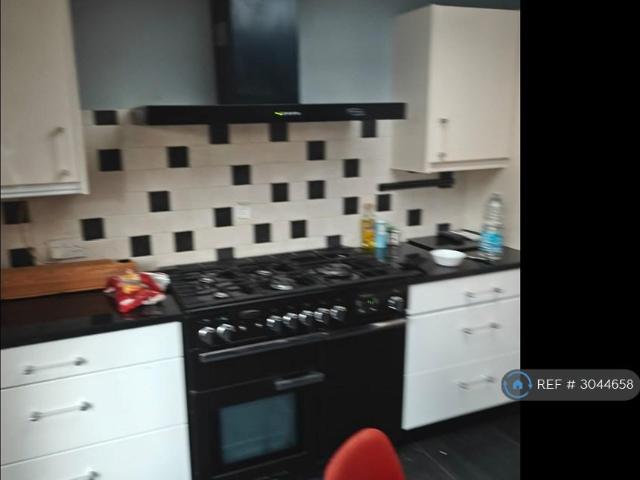 Wheatash Road, Addlestone, KT15 1 bed in a house share to rent £800 pcm £185 pw