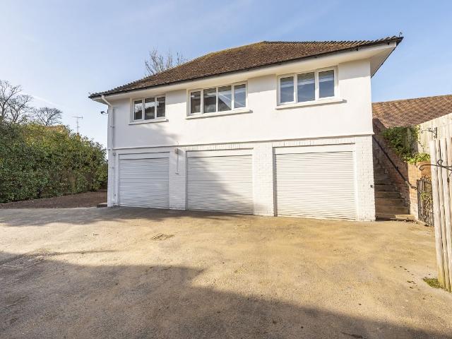 Wheathampstead Road, Harpenden AL5, 2 bed flat to rent, £1,600 pcm | PrimeLocation