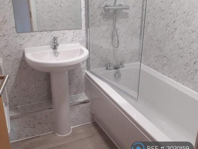 Wheatley Court, Halifax, HX2 2 bed flat to rent £675 pcm £156 pw