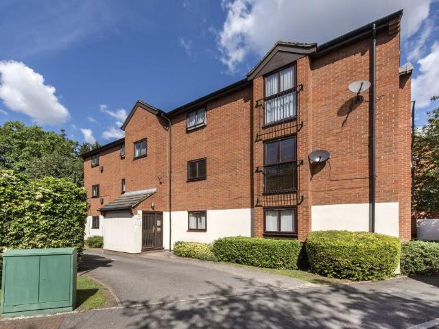 Wheatley Close, Hendon NW4, 2 bed flat to rent, £1,850 pcm | PrimeLocation