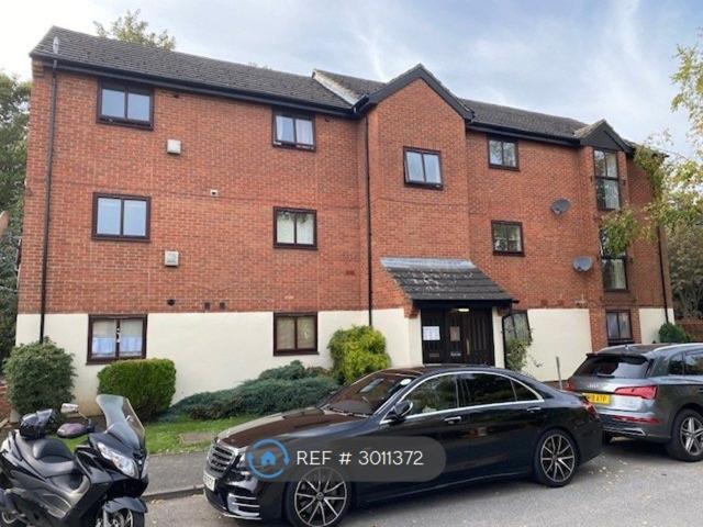 Wheatley Close, Hendon NW4, 2 bed flat to rent, £1,950 pcm | PrimeLocation