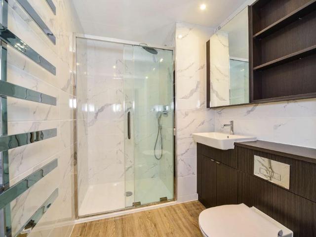 Wheatstone Gardens, Ladbroke Grove. 2 bed flat to rent £3,800 pcm £877 pw