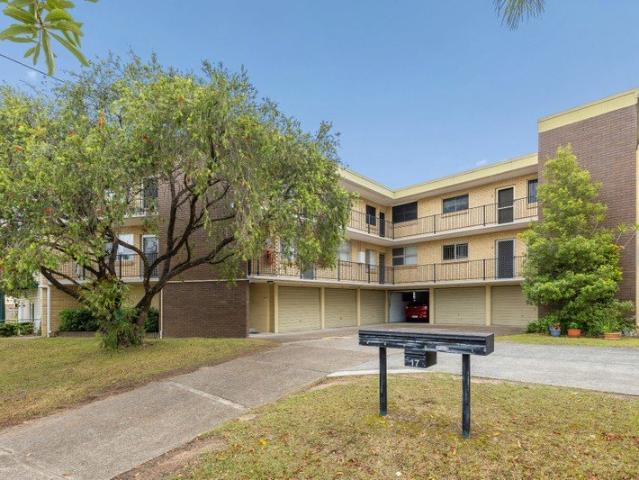 WHEN CONVENIENCE IS A MUST! TOP FLOOR LIVING IN ASHGROVE!