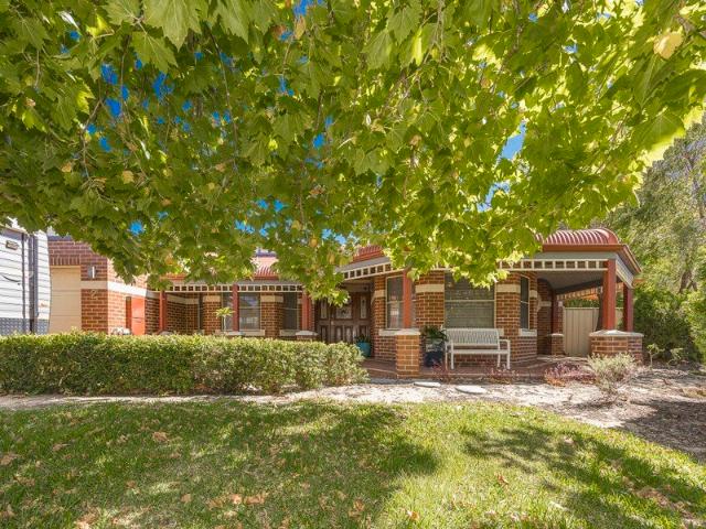 LARGE HOME, MULTI GENERATIONAL LIVING, RENOVATED KITCHEN, POOL ON LARGE BLOCK