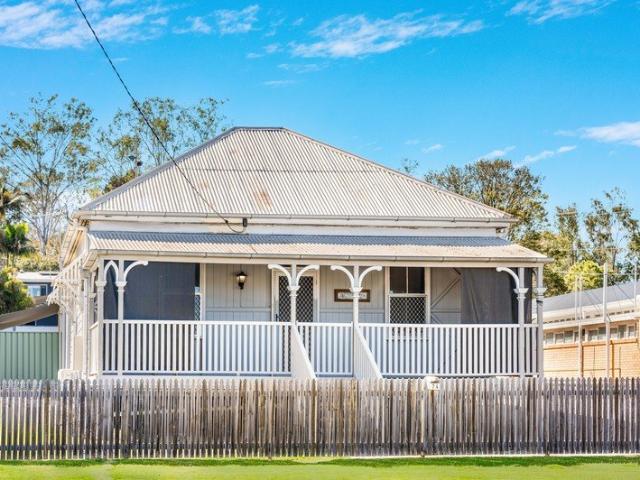 When location Matters, This Beautiful Queenslander Is Calling Your Name!