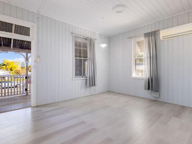 When location Matters, This Beautiful Queenslander Is Calling Your Name!