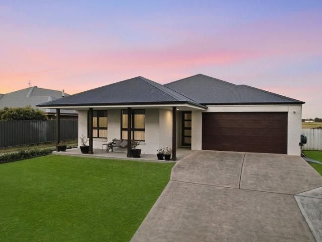 Where Contemporary Living Meets a Picturesque Rural Outlook