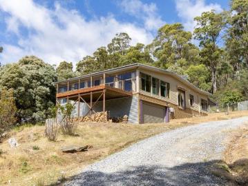 A Slice of Tasmanian Paradise with Room to Roam