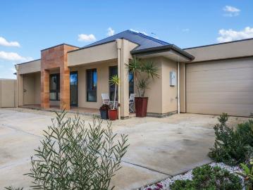Custom built Family home perfectly situated in the heart of Goolwa