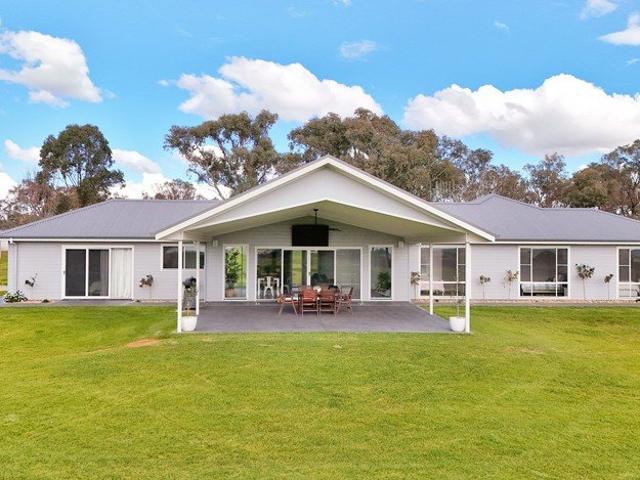 WHERE LUXURY LIVING MEETS PRODUCTIVE COUNTRY LIFE