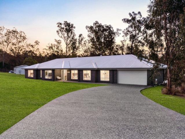 Where Luxury Meets Lifestyle Stunning Acreage Living with Room to Grow!
