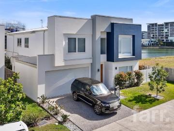 Where Luxury Meets Water Exclusive Living in Hope Island!