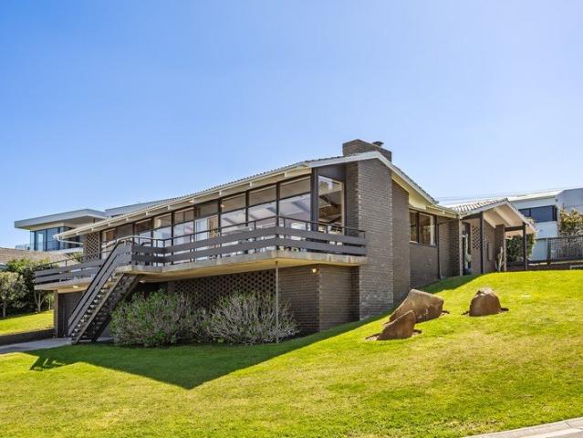 Where Mid Century Modern Meets Contemporary Comfort