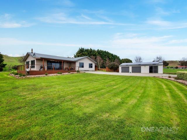 Where Modern Comfort Meets Picture Perfect Country Lifestyle