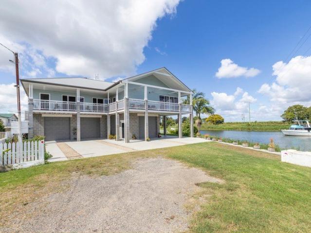 270° WATERFRONT VIEWS OVER THE CLARENCE RIVER