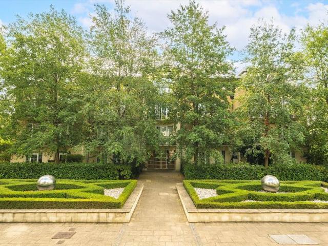Whitcome Mews, Kew TW9 1 bed flat to rent £2,250 pcm £519 pw