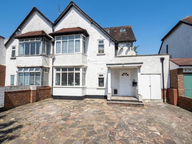 Whitchurch Lane, Edgware, HA8 3 bed flat to rent £2,200 pcm £508 pw
