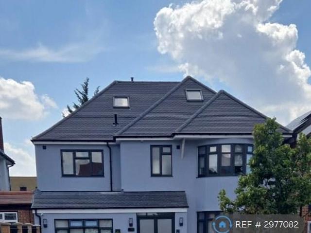 Whitchurch Lane, Edgware, HA8 3 bed flat to rent £2,500 pcm £577 pw