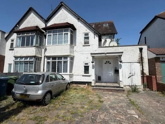 Whitchurch Lane, Edgware HA8, 3 bed flat to rent, £2,200 pcm | PrimeLocation
