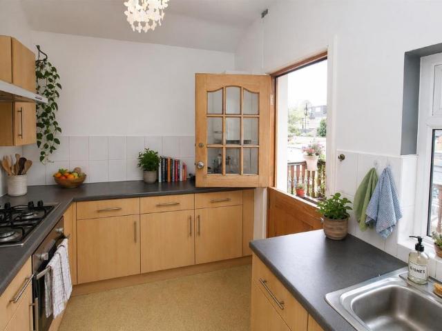 Whitchurch Road, Cardiff CF14 3 bed flat to rent £1,650 pcm £381 pw