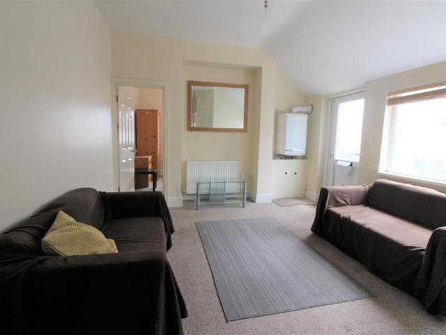 Whitchurch Road, Cardiff CF14 3 bed flat to rent £1,725 pcm £398 pw