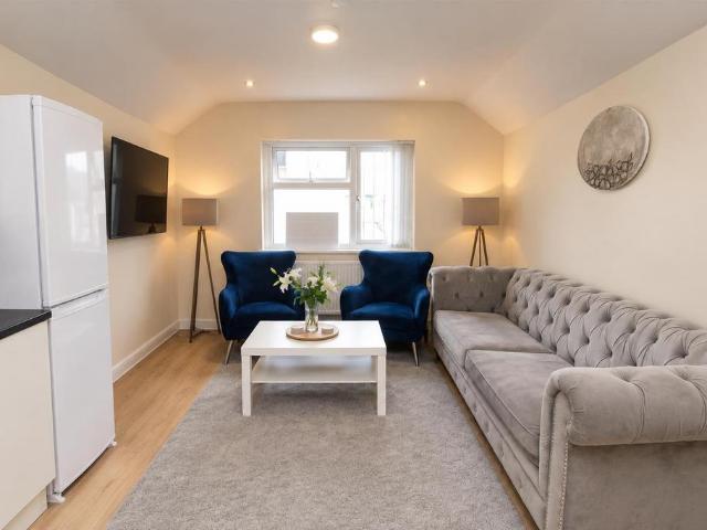 Whitchurch Road, Cardiff CF14 4 bed flat to rent £2,000 pcm £462 pw