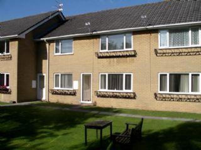 WHITCHURCH Spacious Apartment in. 2 bed ground floor flat to rent £1,125 pcm £260 pw