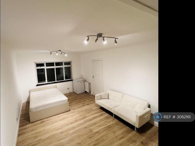 Whitby Road, Ruislip, HA4 Studio to rent £1,450 pcm £335 pw