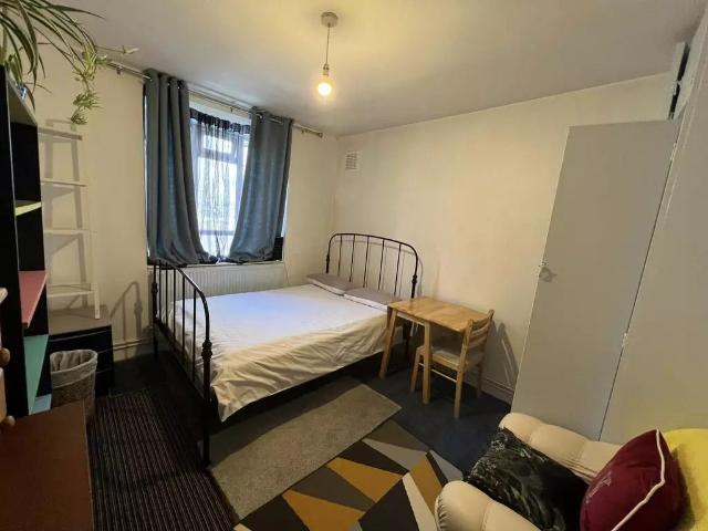 White City Estate, London W12, 3 bed shared accommodation to rent, £780 pcm | PrimeLocation