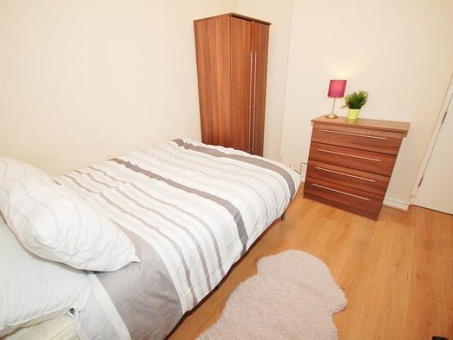White City Estate, London W12, 5 bed flat to rent, £910 pcm | PrimeLocation