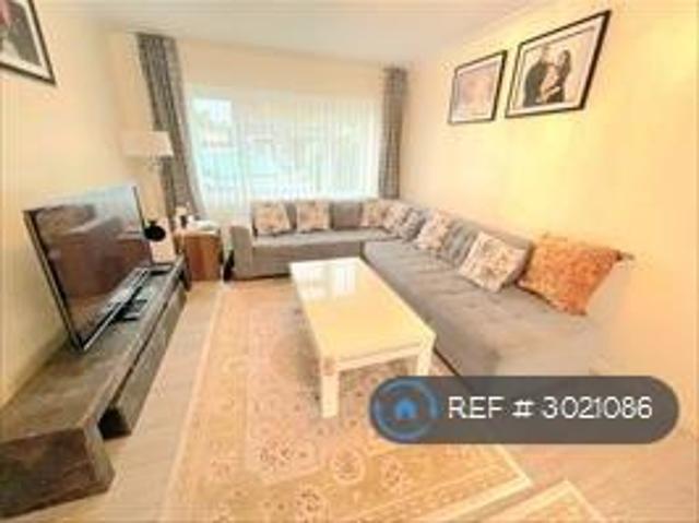 White Hart Lane, Romford, RM7 3 bed terraced house to rent £2,300 pcm £531 pw