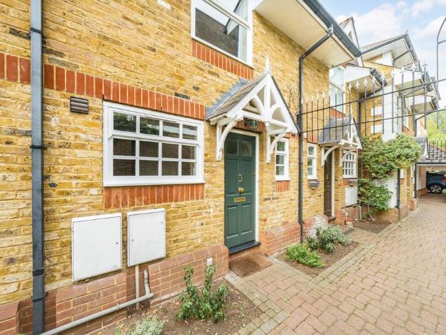 White Heron Mews, Teddington TW11 2 bed flat to rent £3,000 pcm £692 pw