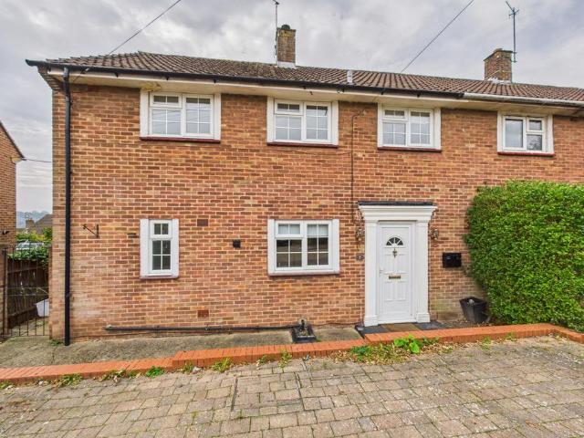 White Hill, Chaulden, HP1 3 bed semi detached house to rent £2,100 pcm £485 pw