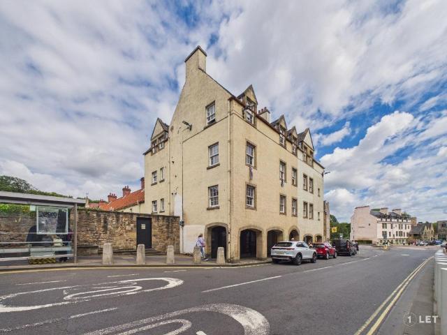 White Horse Close, 27 Canongate. 4 bed flat to rent £3,295 pcm £760 pw