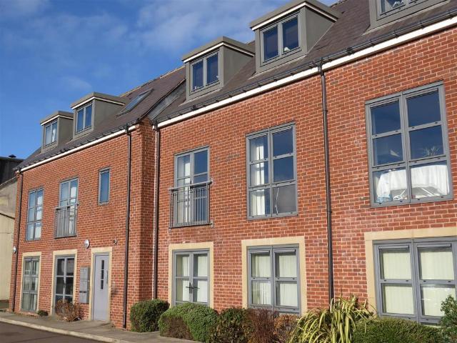White Lane, Sheffield, South. 2 bed flat to rent £850 pcm £196 pw