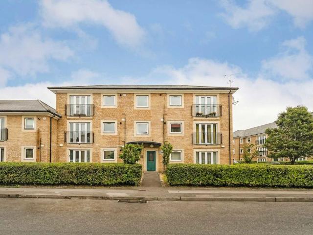 White Lodge Close, Isleworth TW7 2 bed flat to rent £1,750 pcm £404 pw