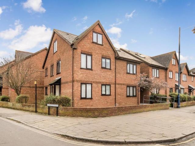 White Marsh Court, Cromwell Road. 1 bed flat to rent £950 pcm £219 pw