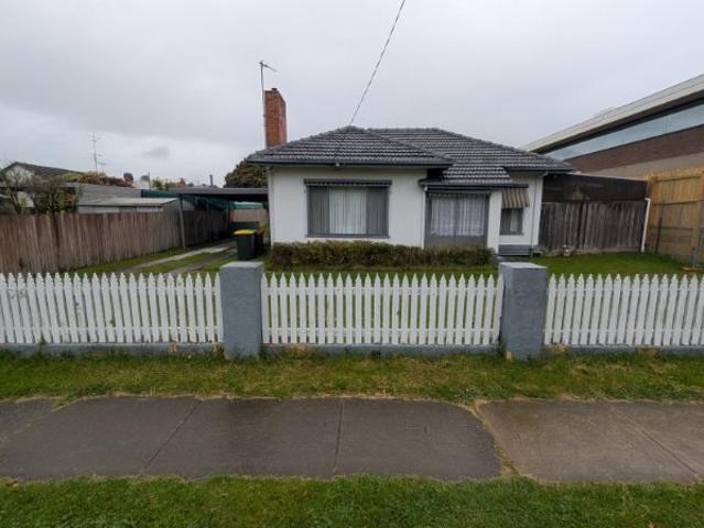 WHITE PICKET FENCE
