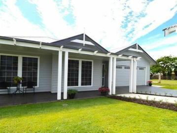 WHITE PICKET FENCE DREAM HAMPTONS STYLE HOME