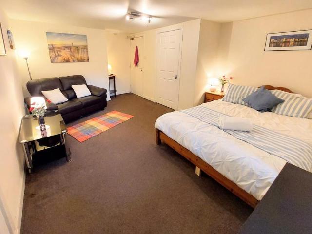 White Sands, Dumfries, DG1 Studio to rent £550 pcm £127 pw