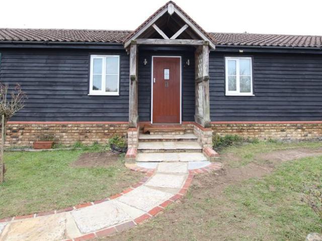 White Stubbs Lane, Broxbourne EN10 2 bed bungalow to rent £1,600 pcm £369 pw