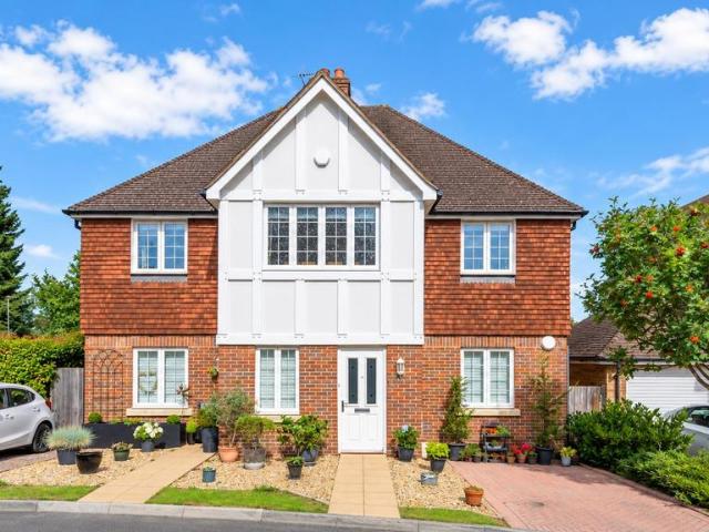 Whitebeam Close, Epsom 2 bed maisonette to rent £1,650 pcm £381 pw