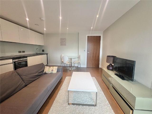 Whitechapel High Street, London E1 1 bed apartment to rent £2,525 pcm £583 pw