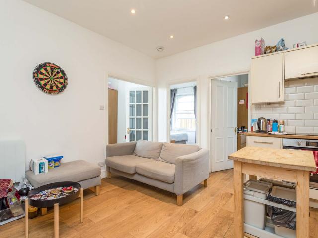 Whitechapel Road, London E1, 3 bed flat to rent, £3,500 pcm | PrimeLocation