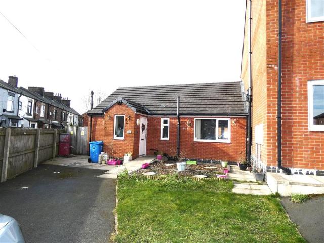 Whitecroft Street, Oldham OL1 2 bed semi detached bungalow to rent £950 pcm £219 pw