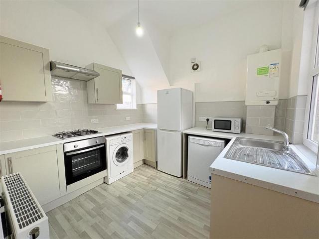 Whitefield Terrace, Heaton 3 bed flat to rent £1,290 pcm £298 pw