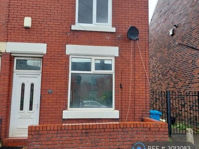 Whitegate Lane, Chadderton, Oldham, OL9 3 bed end of terrace house to rent £1,195 pcm £276 pw
