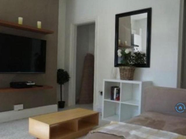 Whitegate Road, Huddersfield, HD4 2 bed terraced house to rent £1,040 pcm £240 pw