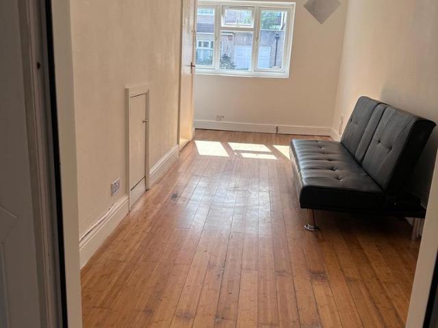 Whitehall Gardens, London E4 1 bed flat to rent £1,600 pcm £369 pw